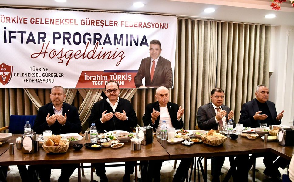 Kahramanmaraş’ta Güreş Camiası, Depremde Hayatını Kaybeden Sporcular İçin Dua Etti