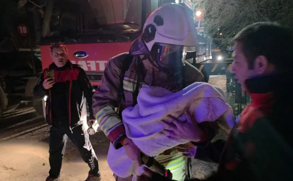 Yangın çıkan apartmanda can pazarı: 30 kişiyi itfaiye kurtardı