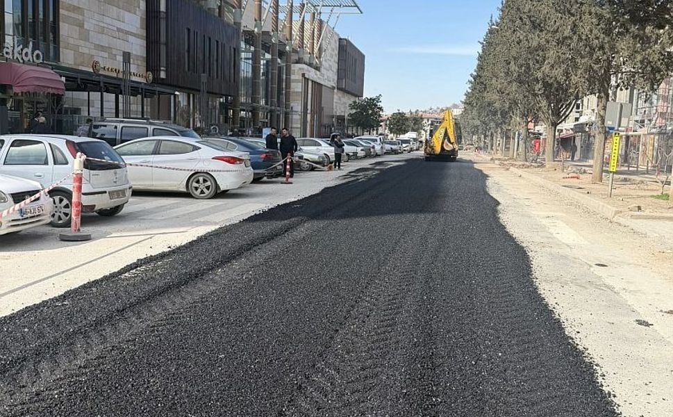 Kahramanmaraş'ta AVM Önünde ve Yoğun Güzergâhlarda Asfalt Onarımı
