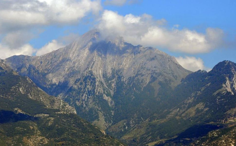 Kahramanmaraş ile Osmaniye sınırında 1976 metre yüksekliğe sahip dağ