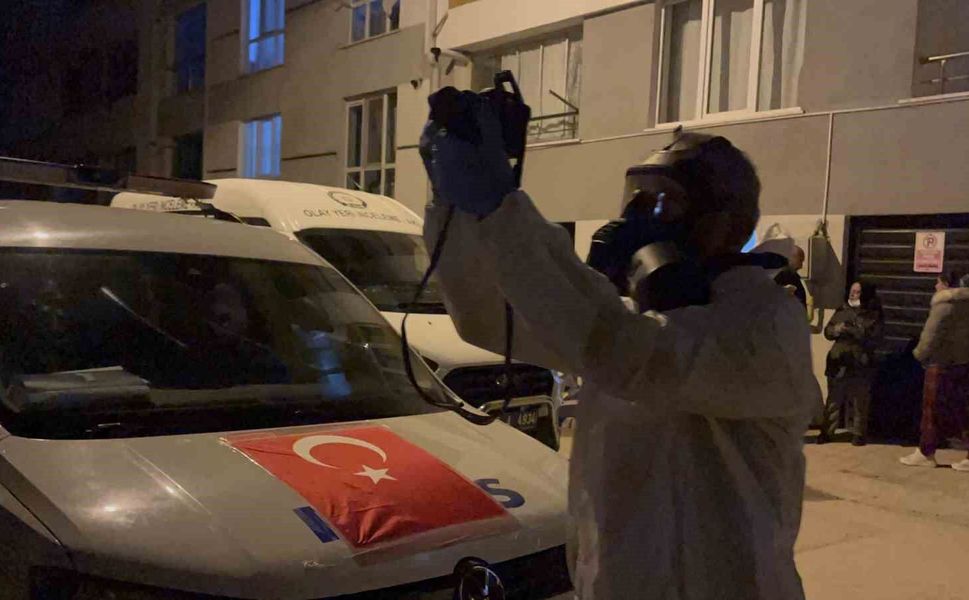 Komşuların kokulardan rahatsız olduğu daireden genç adamın cansız bedeni çıktı