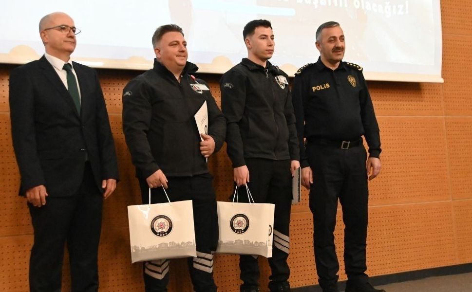 Otogarda yasaklı madde sevkiyatını engelleyen güvenlik personeline plaket