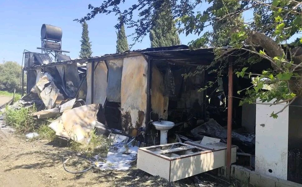 Depremzede ailenin yaşadığı 2 konteyner alevlere teslim oldu