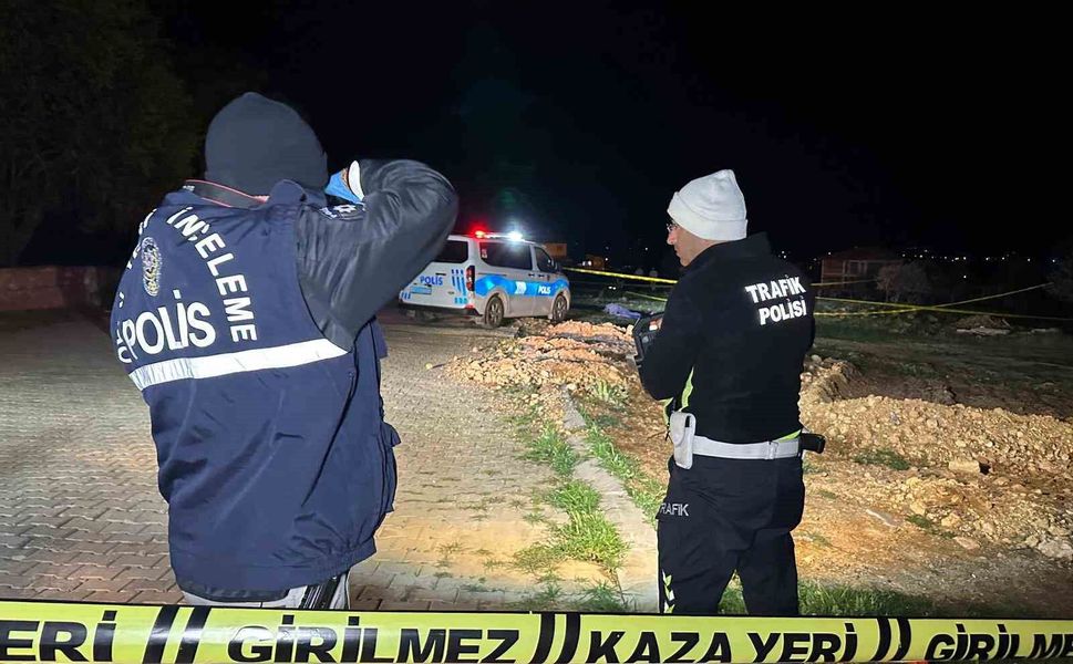 Motosiklet araziye devrildi: 1 ölü