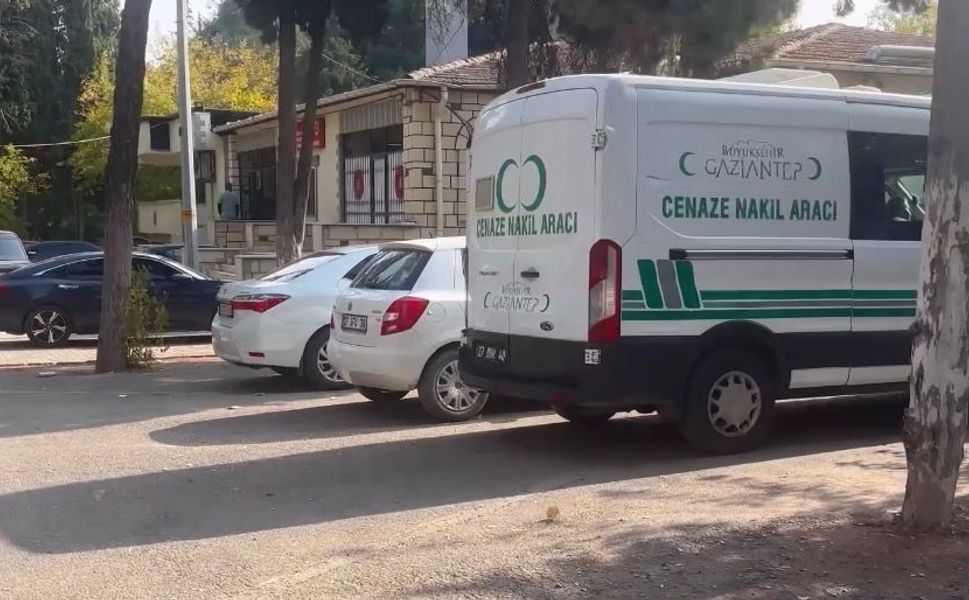 Gaziantep’te otomobil tıra arkadan çarptı: Baba-oğul hayatını kaybetti