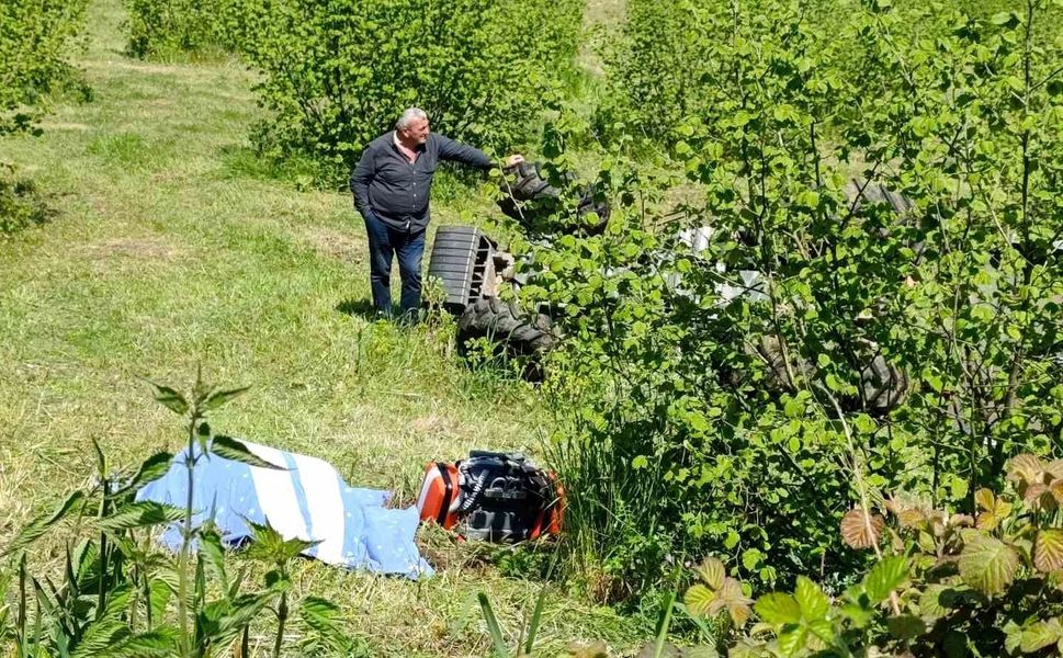 Emekli polis devrilen traktörün altında can verdi