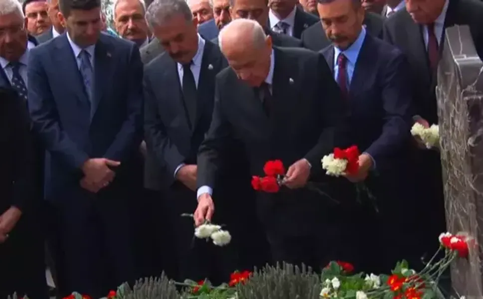 Bahçeli, Türkeş'in kabrini ziyaret etti