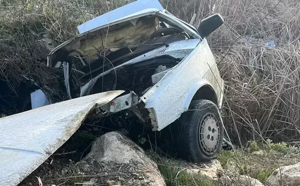 Otomobil şarampole yuvarlandı: Kardeşlerden 1'i öldü, 1'i yaralandı
