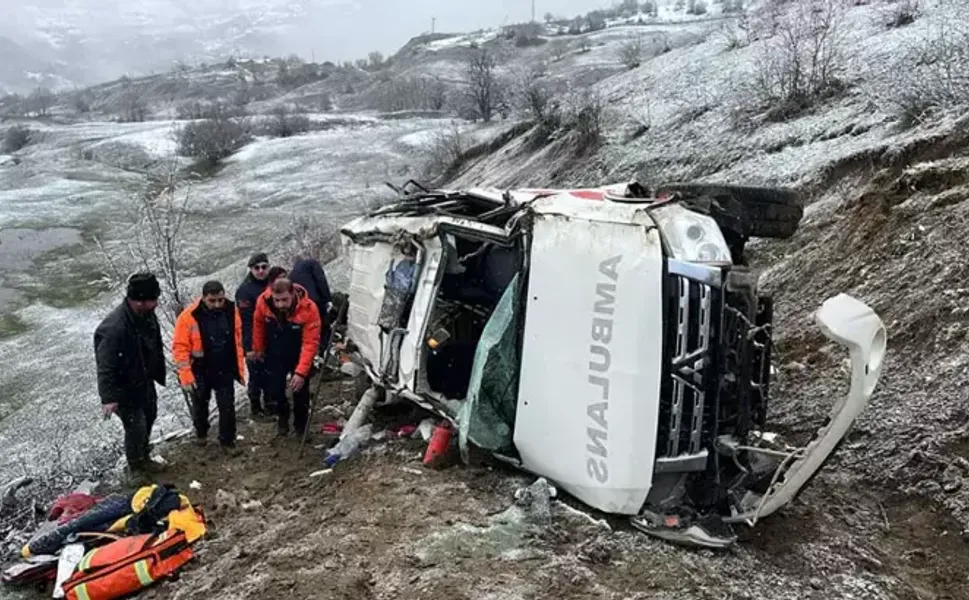 Hasta taşıyan ambulans, uçuruma yuvarlandı: 1 ölü, 4 yaralı
