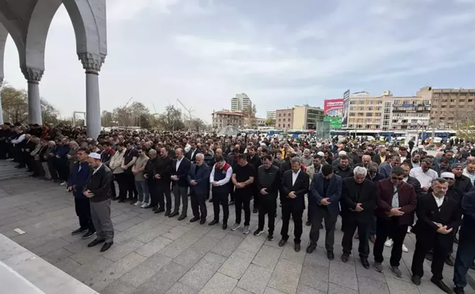 Ankara’da Kahramanmaraş’taki okul saldırısında hayatını kaybedenler için gıyabi cenaze namazı kılındı