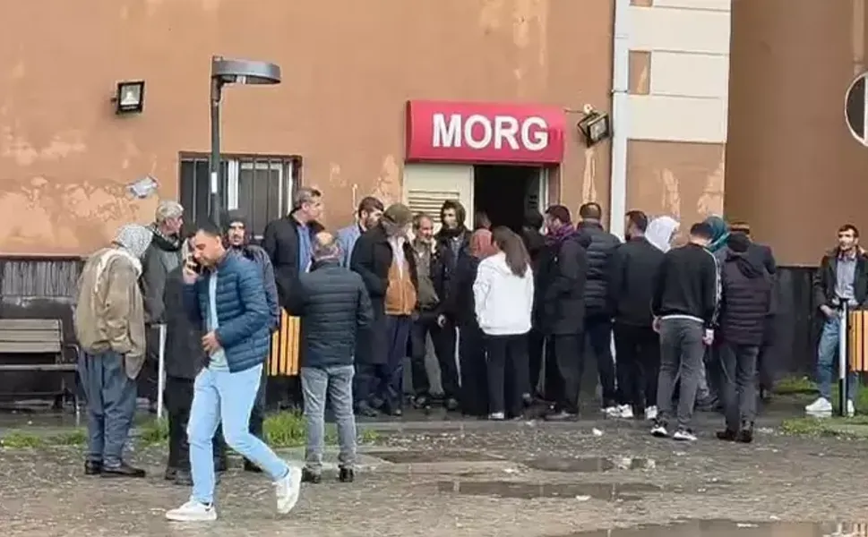 Okulun bahçesine yıldırım düştü; 2 çocuk öldü