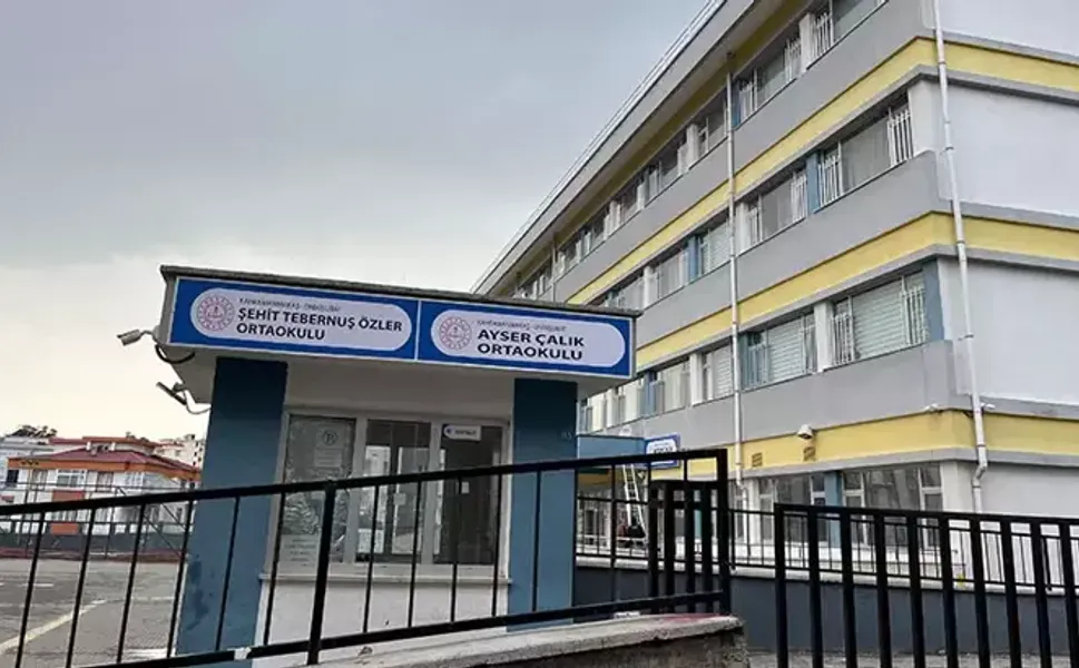 Ayser Çalık Ortaokulu'nun tabelası, yeni binaya asıldı