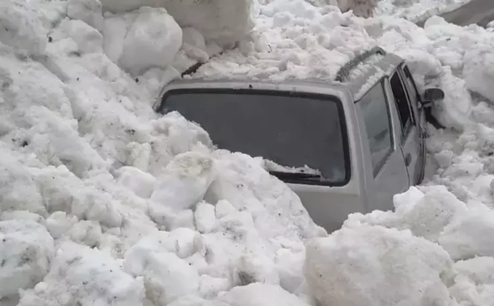 Üzerine çığ düşen araçtan kendi imkanlarıyla çıktılar