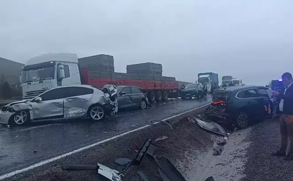 Yolcu otobüsü 10 araca çarparak durabildi: 7 yaralı