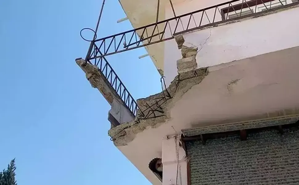 Balkon çöktü, baba ve engelli oğlu yaralandı
