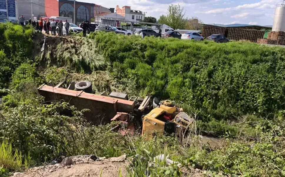 Freni boşalan vinç, dereye uçtu; araçtan atlayan sürücüsü öldü