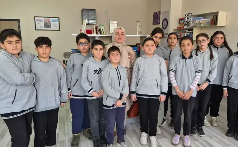 Depremde kaybettiği kızı ve damadı için kütüphane kurdu