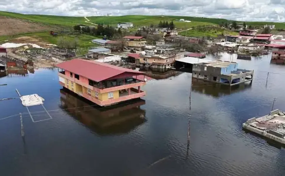 Baraj kapakları açıldı; köy su altında kaldı!
