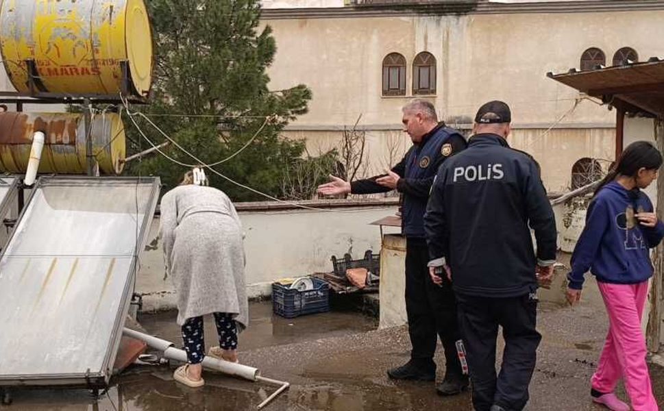 Kahramanmaraş'ta çatı katında mahsur kalan kediyi polis ve itfaiye kurtardı