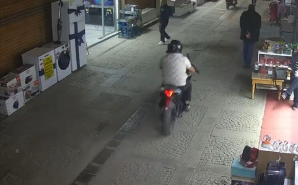 Kapalı Çarşı'da Motosiklet Kazası: Yayaya çarpıp kaçtı!