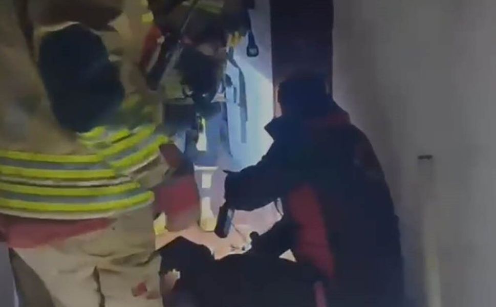 Kahramanmaraş’ta çıkan yangında evde mahsur kalan vatandaşı itfaiye kurtardı