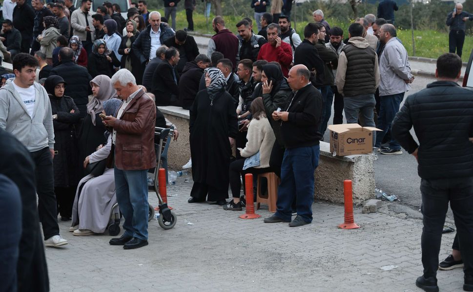Yaralı öğrencilerin ailelerinin hastane önündeki bekleyişi sürüyor
