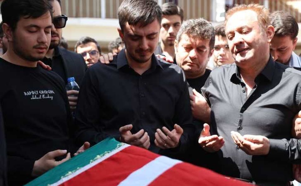 Saldırıda ölen öğretmenin eşi ve çocukları tabut başında gözyaşı döktü