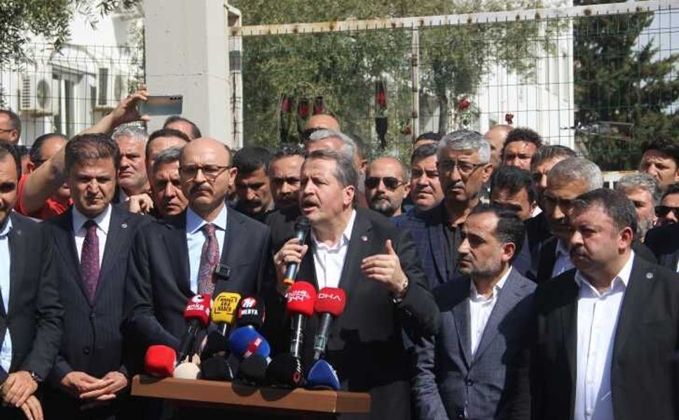 Eğitim-Bir-Sen Genel Başkanı Ali Yalçın'dan saldırının yaşandığı okulun önünde açıklama