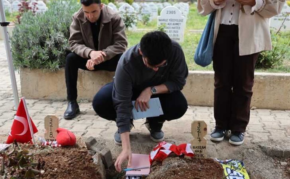 Saldırıda ölen çocukların mezarına duygulandıran not bırakıldı