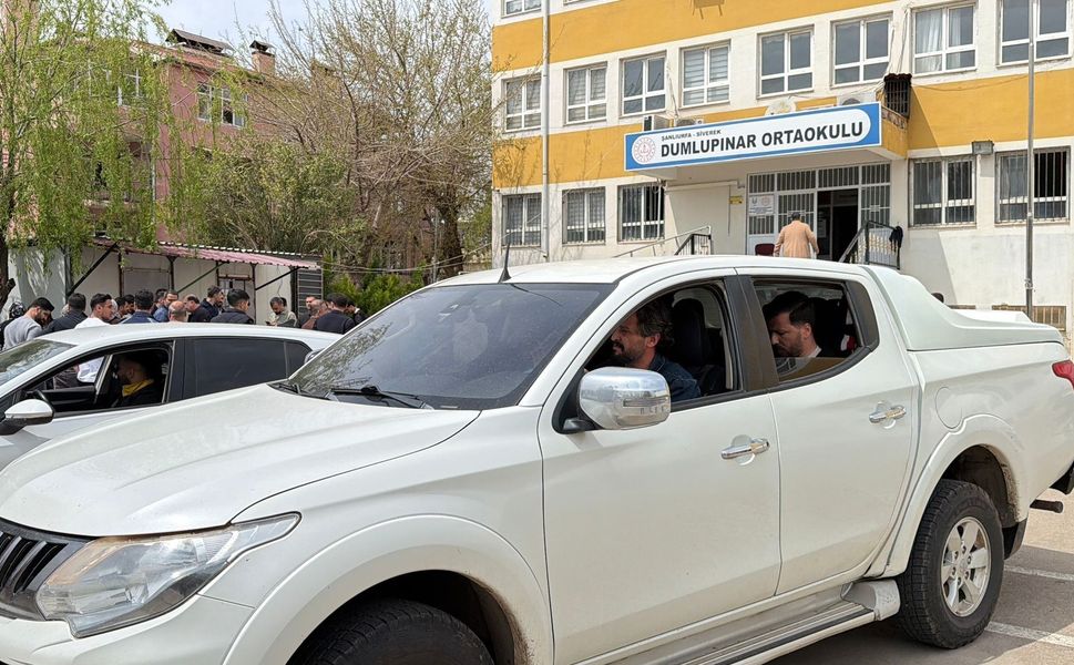 Şanlıurfa’nın Siverek ilçesinde müdür yardımcısına bıçakla saldırı iddiası!