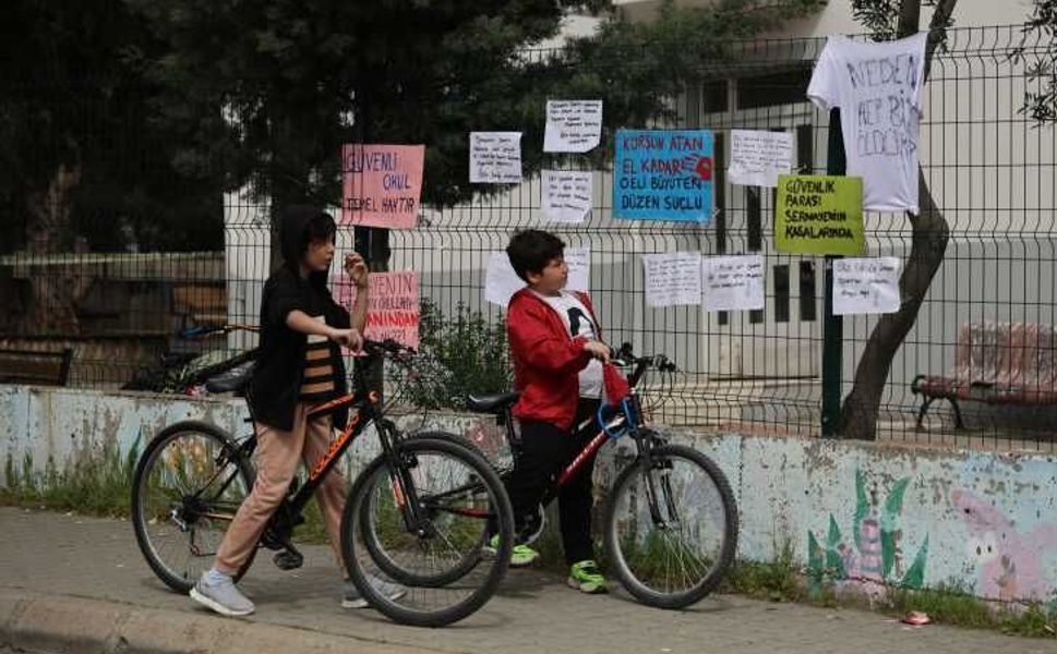 Nöbetçi öğretmen diğer öğrencileri kurtarmak için 'yere yatın' diye bağırmış