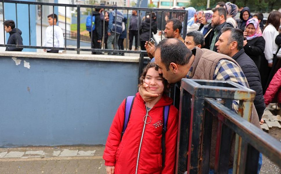 Saldırının gerçekleştiği okulun velileri çocuklarını öperek okula yolladı