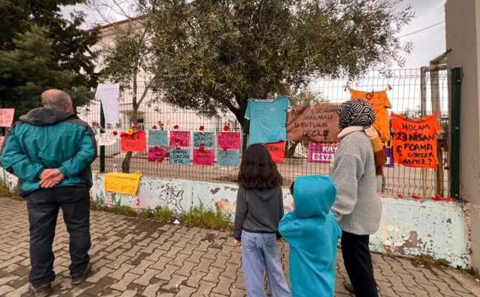 Saldırının yaşandığı okul önündeki yazılar ve görseller görenleri duygulandırıyor
