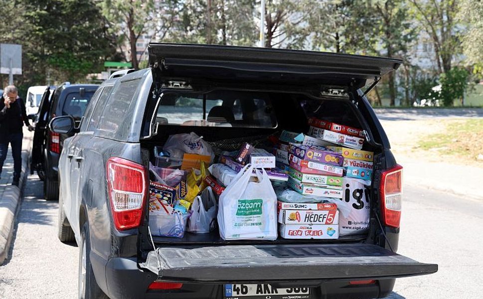 Okuldaki saldırıdan kurtulan öğrenci annesiyle okula gelip eşyalarını aldı