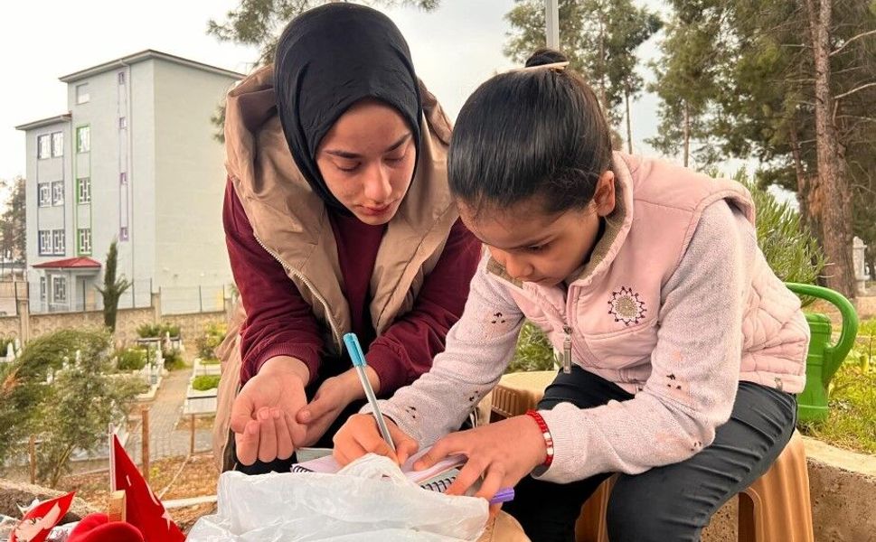 Saldırıda hayatını kaybeden öğrencilerin mezarlarına bırakılan notlar duygulandırıyor