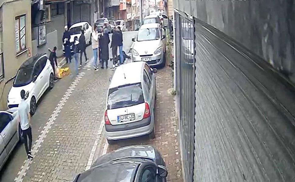 Sosyal medyadan tartıştıkları kadını sokak ortasında bayılana kadar dövdüler; o anlar kamerada