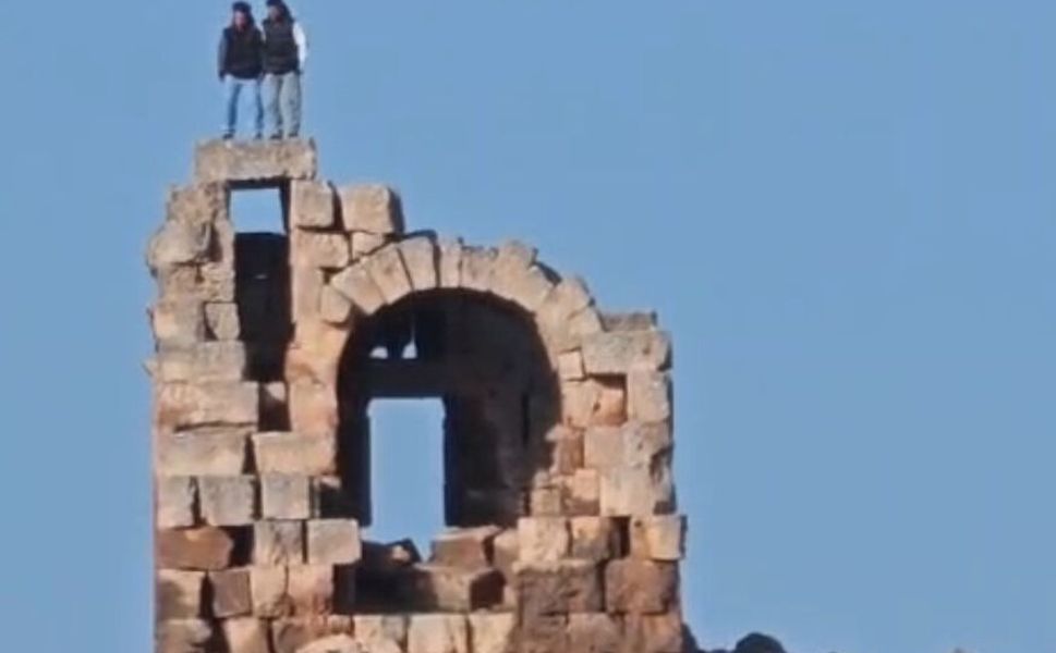 Tarihi yapıda tepki çeken halay