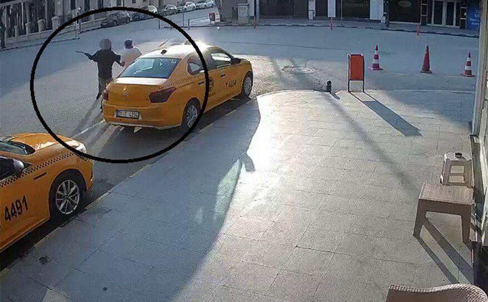 Suç makinesi önüne geleni satırla yaraladı, o anlar kameraya yansıdı