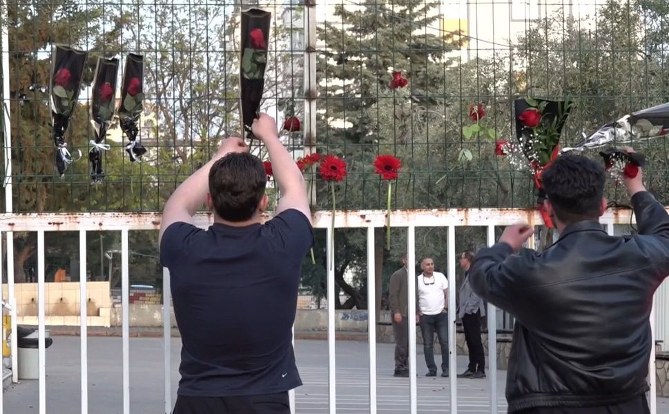 Kahramanmaraş'taki silahlı saldırının gerçekleştiği okula Türk bayrağı asıldı ve karanfil bırakıldı