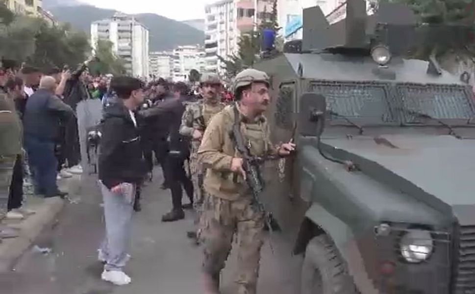 Saldırganın cenazesi zırhlı polis aracıyla okuldan çıkarıldı