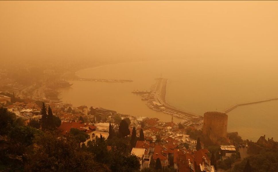Afrika'dan gelen çöl tozu sonucu bazı iller turuncuya büründü