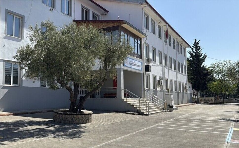 Kahramanmaraş'ta saldırıya uğrayan okuldaki öğrencilerin eşyaları velilere teslim ediliyor