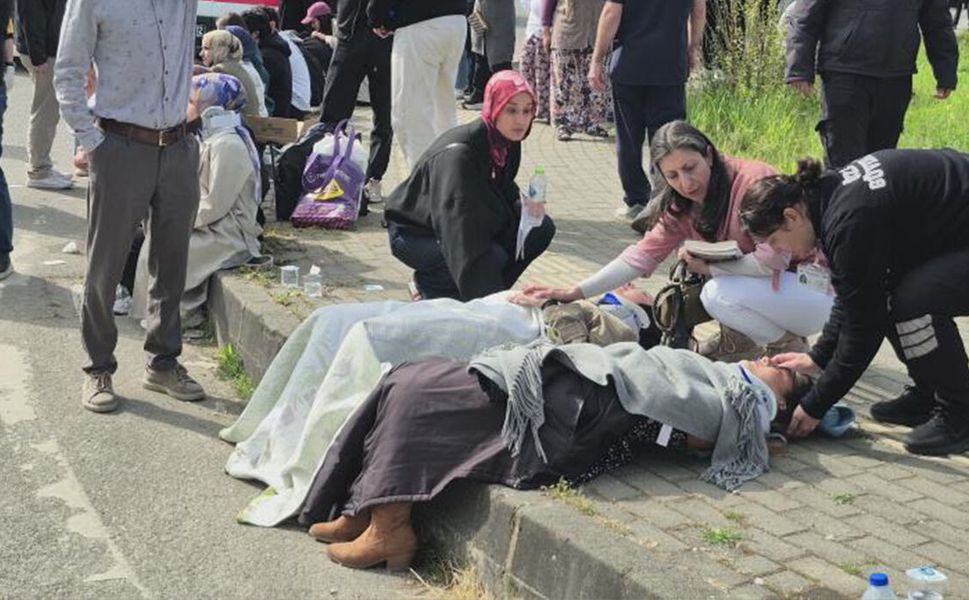 Bartın’da halk otobüsü otomobilin üzerine devrildi: 44 yaralı