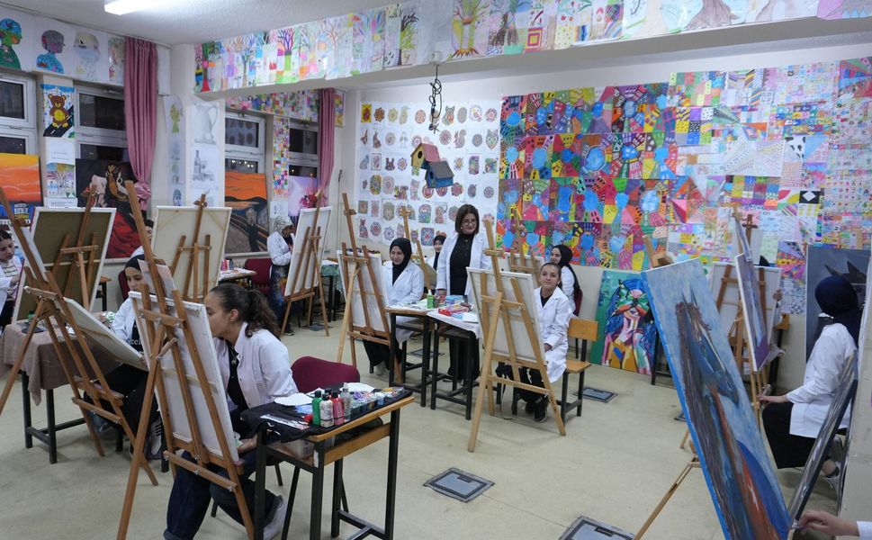TOKİ Yıldız MTAL pansiyonunda öğrencilere akrilik boya kursu veriliyor