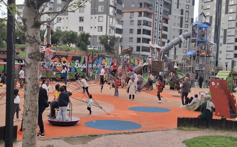 Kahramanmaraş’ta hafta sonunu fırsat bilen vatandaşlar parklara akın etti