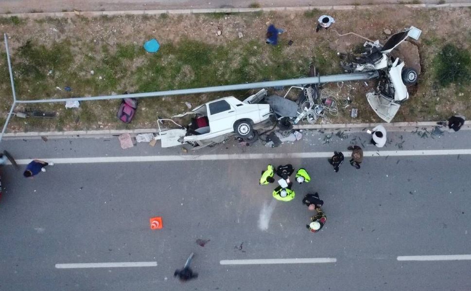 Otomobil ikiye bölündü, 4 kişi yaralandı