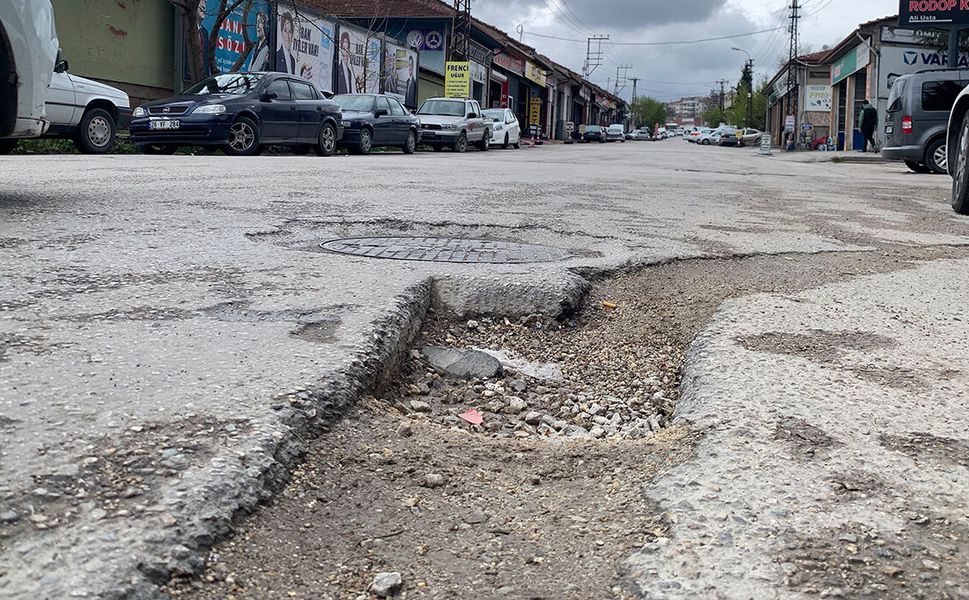 Bozuk Yol Mağdurlarına Müjde: Çukura Düşen Araç Sahipleri Tazminat Alabiliyor