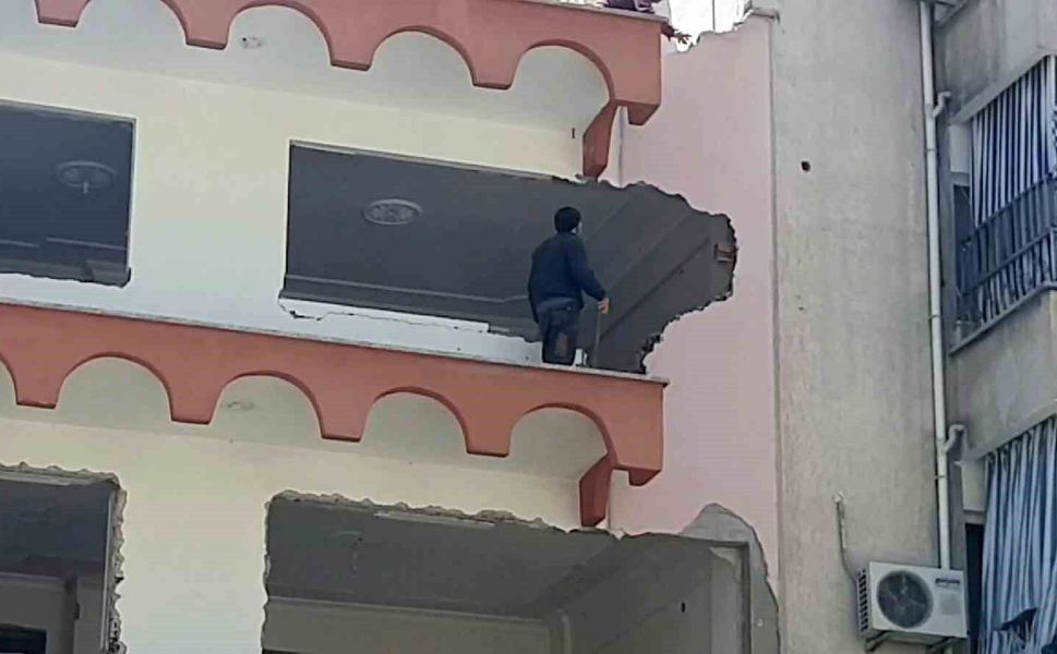 Güvenlik önlemleri alınmadan yapılan bina yıkımı tehlike saçtı