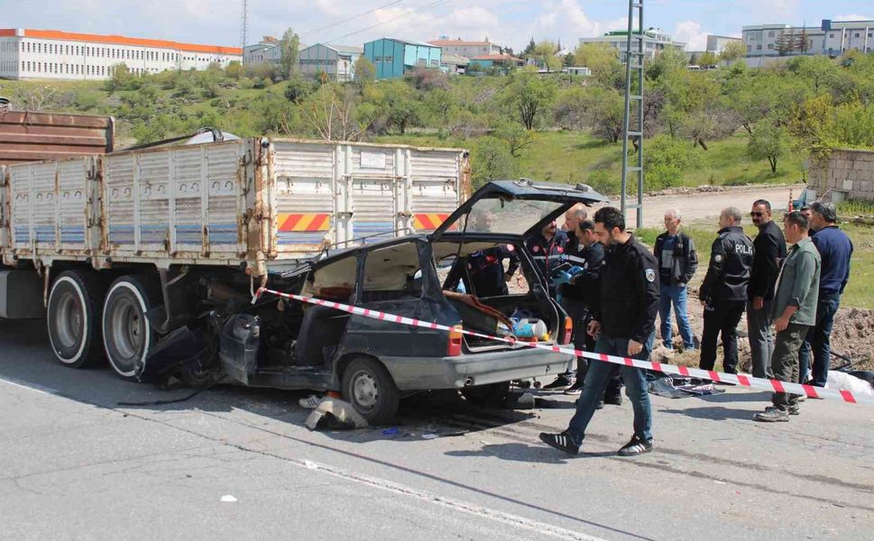 Kamyonun altına giren otomobildeki anne öldü, oğlu ağır yaralandı