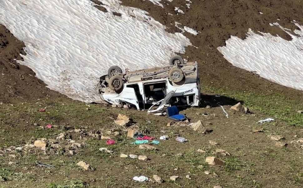 Pancar işçilerini taşıyan minibüs uçuruma yuvarlandı: 1 ölü, 7 yaralı